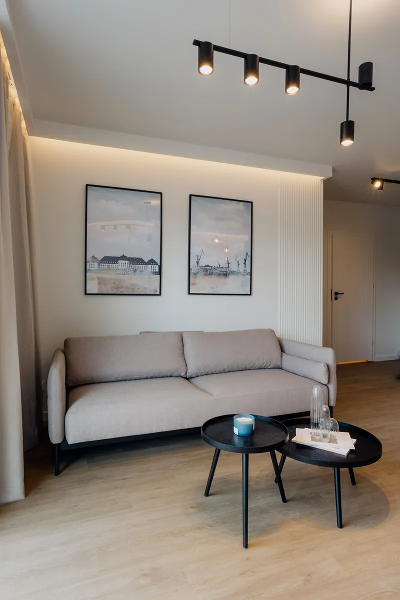 Salon z beżową kanapą